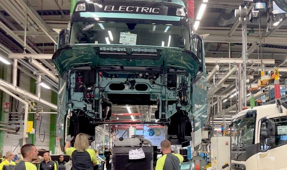 L'acier sans fossile rend les modèles de camions électriques Volvo encore plus durables L'accent mis par le groupe Volvo sur la construction durable a conduit à de nombreuses innovations ces dernières années. L'utilisation d'acier sans fossile - un métal traité d'une manière qui n'utilise pas de combustibles fossiles - est l'une de ces approches, une approche qui arrive avec les clients à mesure que les modèles électriques de Volvo Trucks arrivent dans les rues. Volvo a commencé la production de ses camions électriques lourds de 44 tonnes en septembre 2022, et certains seront ce que la société dit être les premiers au monde construits avec de l'acier sans fossile. "Notre voyage vers zéro émission nette comprend à la fois la fabrication de nos véhicules sans combustibles fossiles en fonctionnement et au fil du temps le remplacement complet des matériaux de nos camions par des alternatives sans combustibles fossiles et recyclées", a déclaré Jessica Sandström, vice-présidente principale de la gestion des produits chez Volvo Trucks. L'entreprise sidérurgique suédoise SSAB a développé l'acier sans combustibles fossiles, qui est fondu à l'aide de nouvelles technologies qui combinent l'électricité et l'hydrogène sans combustibles fossiles. Lancé pour la première fois en 2021, l'acier a fait partie du programme de développement durable de Volvo à travers plusieurs projets. En octobre 2021, Volvo Construction Equipment a marqué une première mondiale : la toute première machine de construction fabriquée avec de l'acier sans énergie fossile, un concept de transporteur autonome pour l'exploitation minière et les agrégats. Volvo CE a suivi ce lancement avec le premier tombereau articulé construit avec de l'acier sans énergie fossile, un A30G qui a été livré à l'entreprise de construction NCC. Du côté des camions, Volvo Trucks utilisera de l'acier non fossile comme composant clé de ses véhicules lourds électriques destinés au marché européen. Volvo affirme que l'acier sans énergie fossile est utilisé dans les rails de châssis, l'épine dorsale du camion, et à mesure que de l'acier devient disponible, il sera également utilisé dans d'autres parties du camion. Les camions Volvo d'aujourd'hui contiennent environ 30 % de matériaux recyclés et sont recyclables jusqu'à 90 % en fin de vie. Volvo affirme que l'acier non fossile sera un complément important à ces matériaux. Amazon et DFDS sont des clients clés qui ajouteront ces camions à leurs flottes en tant qu'éléments importants de leurs propres chaînes de valeur nettes zéro et des impacts climatiques réduits.